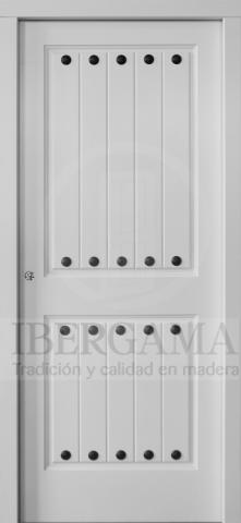 Puerta Rústica Blanca Castellana con Clavos