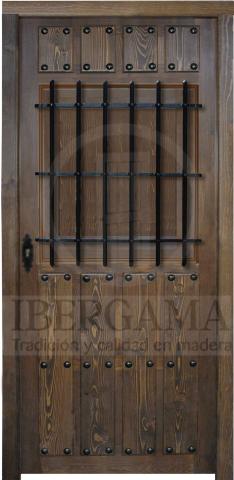 Puerta Rústica con Reja y Ventana de Clavos
